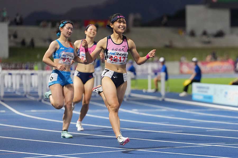 女子100メートル障害を制して喜ぶ吉永優衣【写真:井上学】