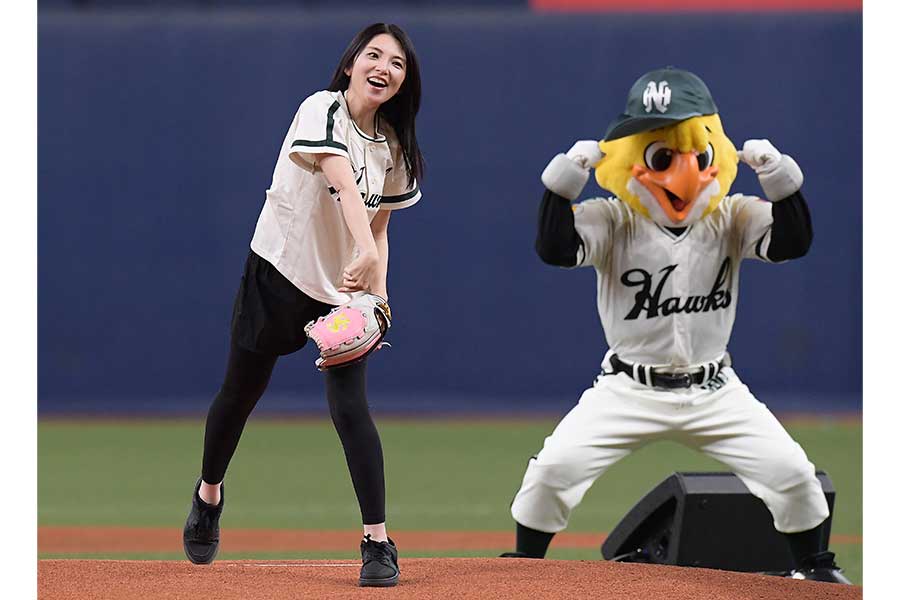 始球式を務めた田中麗奈【写真:産経新聞社】