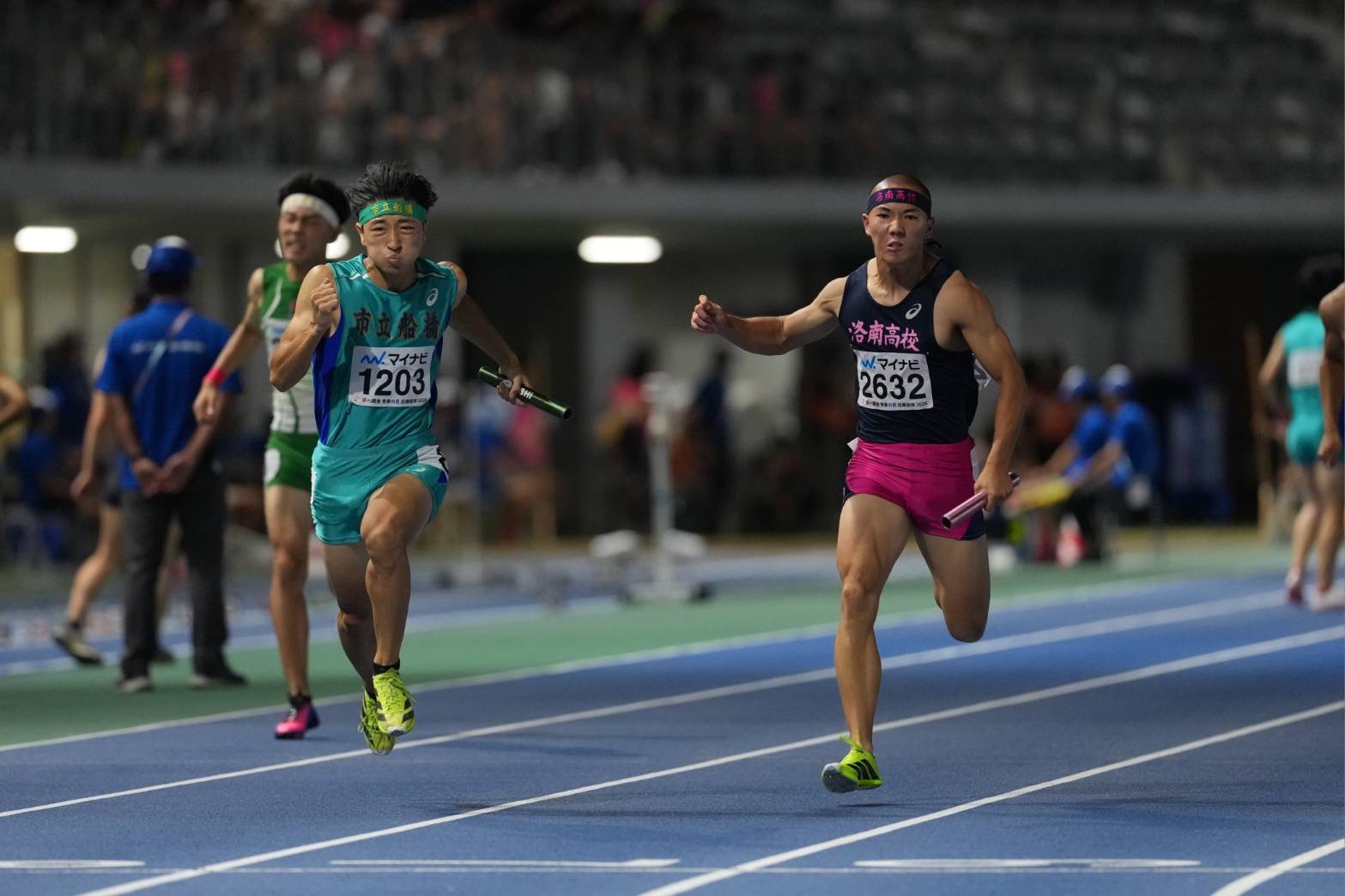 ゴール前、激しく競り合う片山(左)と土井【写真:井上学】