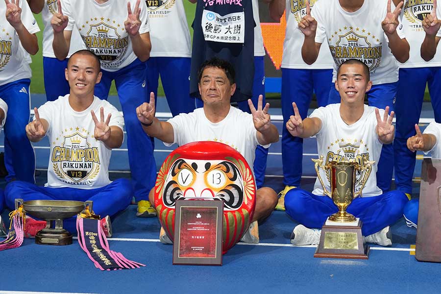 U20世界選手権参戦の後藤を欠きながら、インターハイ13度目の総合優勝を果たした柴田博之監督(前列中央)【写真:井上学】