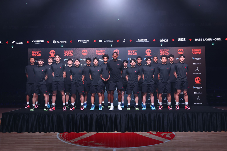 招待した次世代のエリート選手17人と並んだ八村塁【(C)BLACK SAMURAI 2026】
