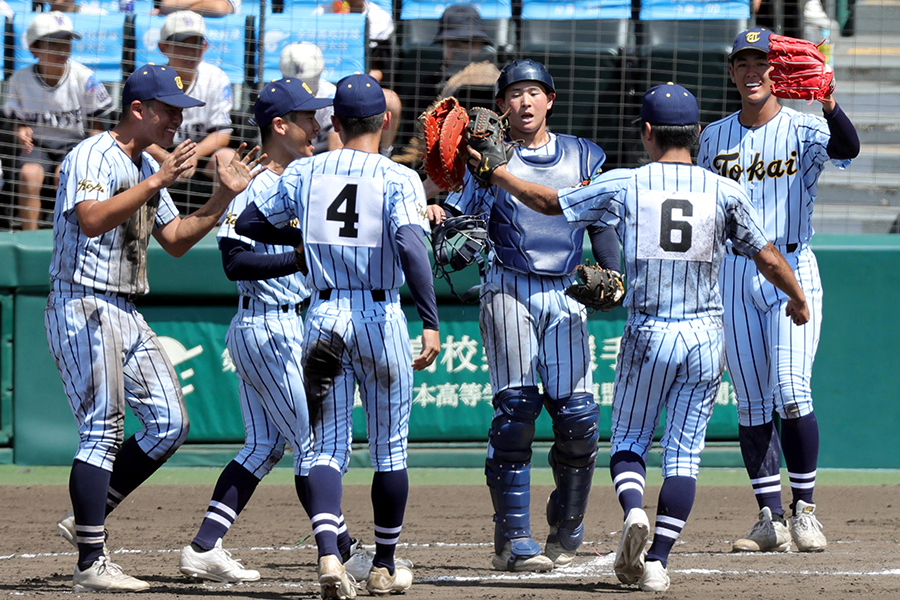 鶴岡東に勝利し、2回戦進出を決めた東海大甲府【写真:産経新聞社】
