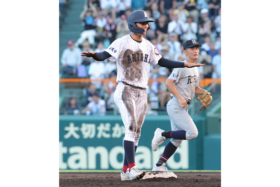 二塁上でセーフのポーズを取り、ビデオ検証を要求する永田晴輝【写真：産経新聞社】