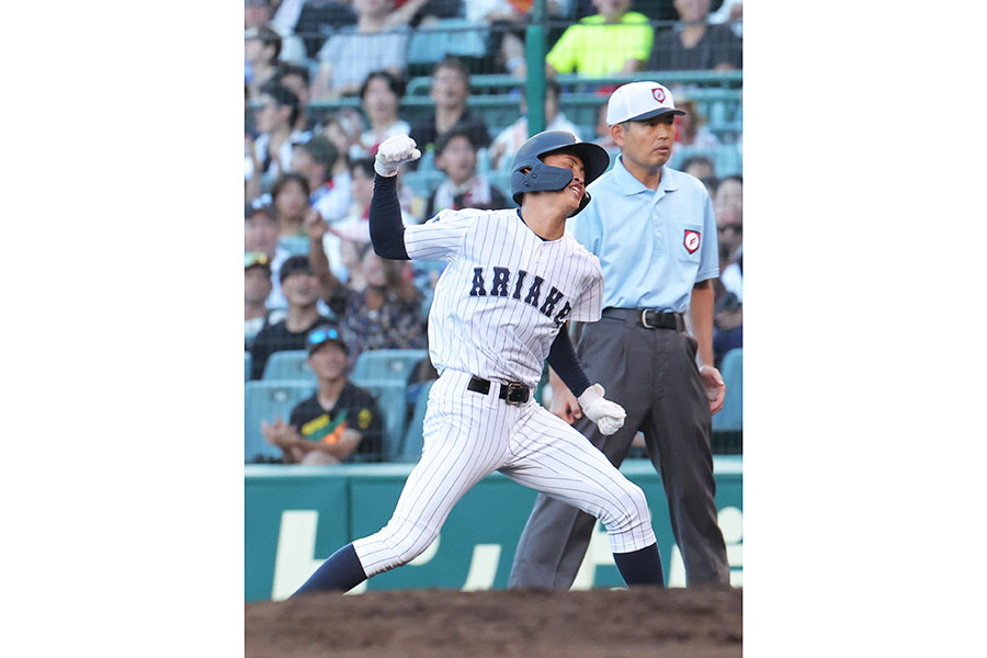 7回、2点適時打を放ちガッツポーズする有明・永田晴輝【写真:産経新聞社】