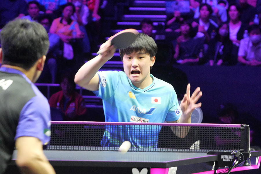 向鵬を3-0ストレートで撃破した張本智和【写真:上田悠太 】