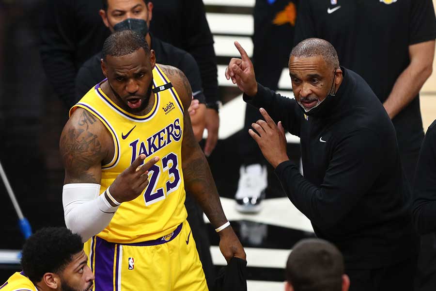 レイカーズ時代のレブロン・ジェームズ(左)とフィル・ハンディコーチ(2021年撮影)【写真:USA TODAY Sports/ロイター/アフロ】