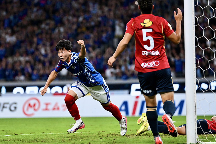 開幕ゴールを決めてガッツポーズする横浜FMの三井寺眞【写真:松尾/アフロスポーツ】