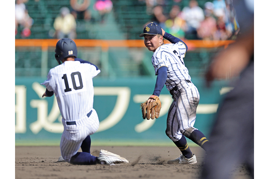 素手で受けて一塁に送球する白樺学園の後藤健【写真：産経新聞社】