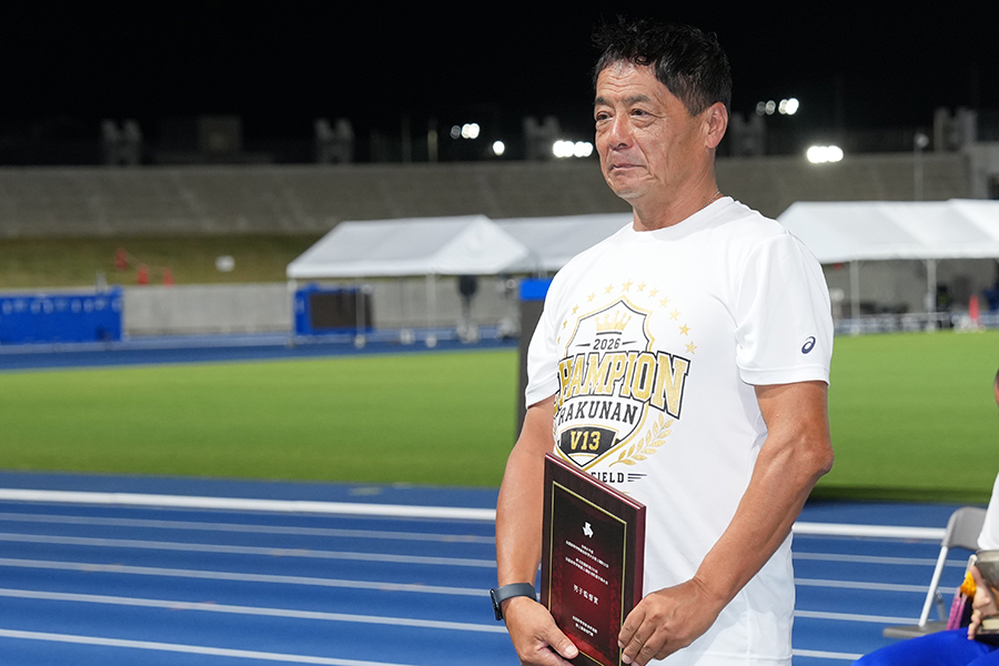 滋賀インターハイで13度目の総合優勝に導き、表彰式に出席した柴田博之監督【写真:井上学】