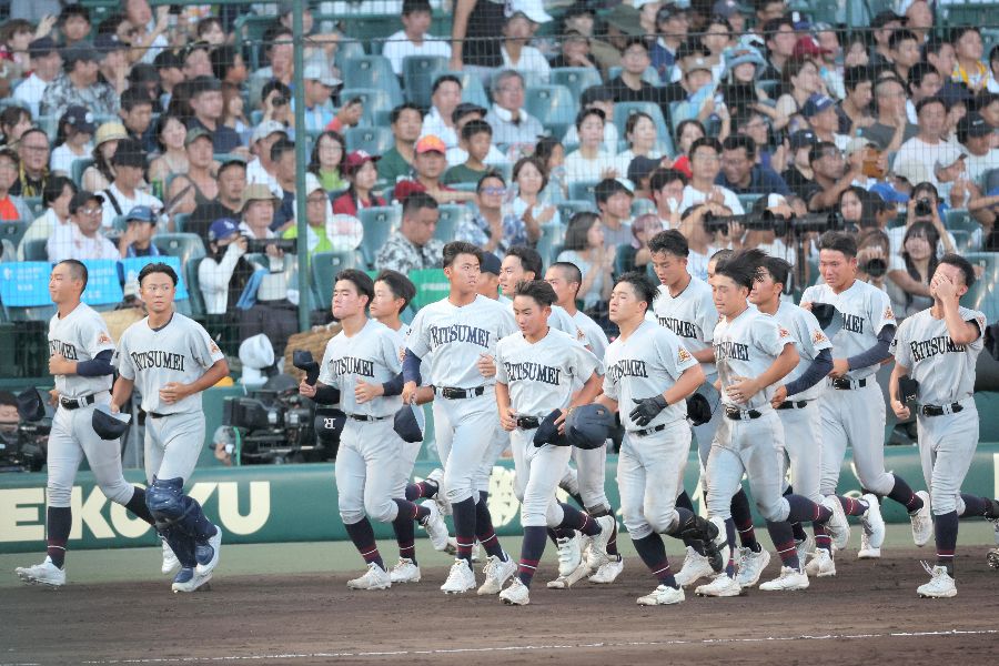 試合後に挨拶する立命館宇治【写真:産経新聞社】