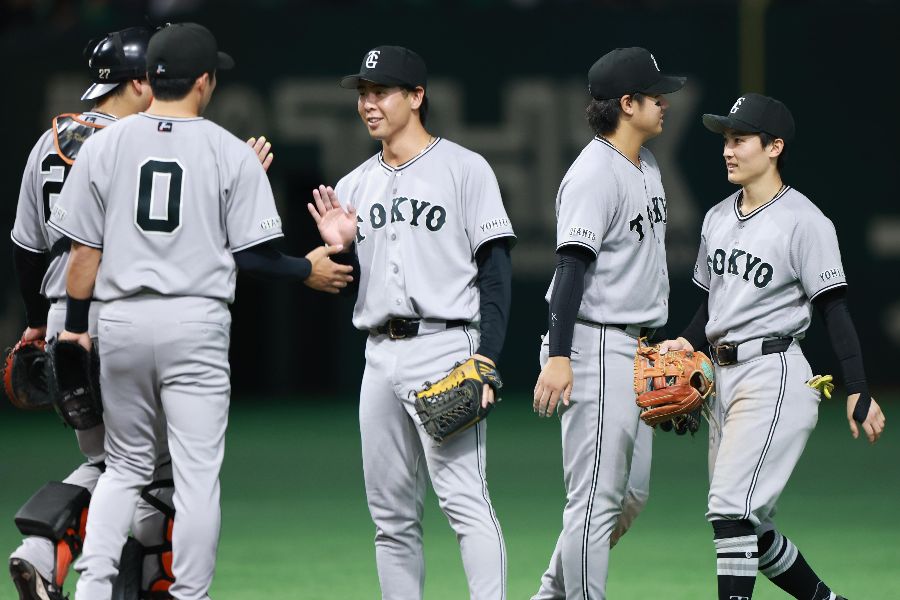 勝利した巨人ナイン【写真：産経新聞社】