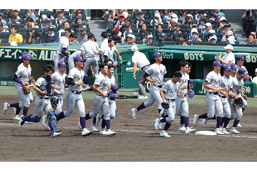 勝利した花巻東ナイン【写真:スポーツ報知/アフロ】