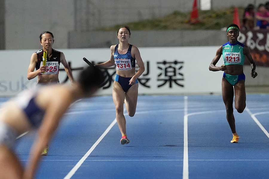 4×400メートルリレー決勝、懸命に脚を回して2走にバトンを繋いだ【写真:井上学】