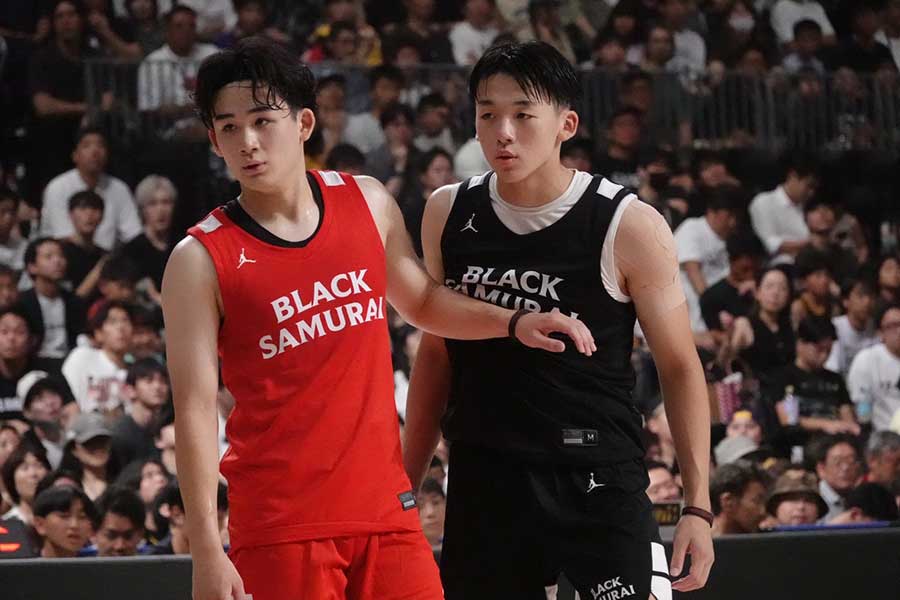 兄の佐藤凪(左)とのマッチアップもあった佐藤久遠【写真:鉾久真大】