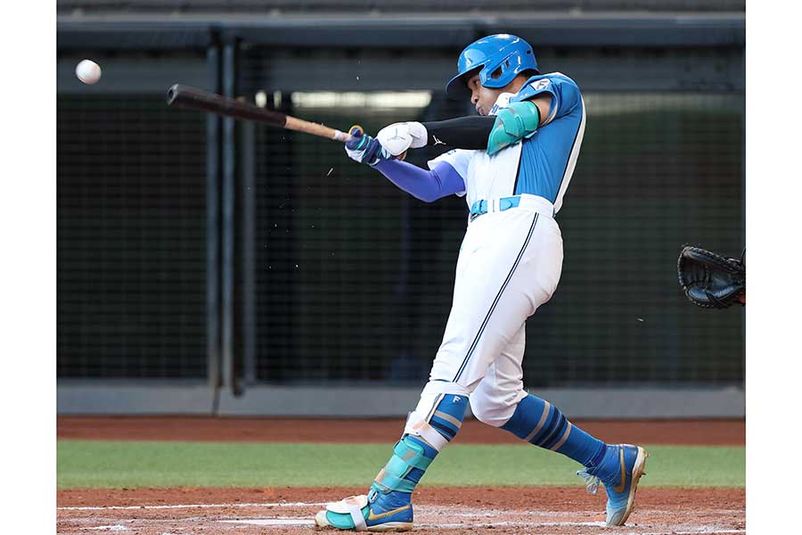 楽天戦で7回に適時打を放つ日本ハムの万波中正【写真：産経新聞社】