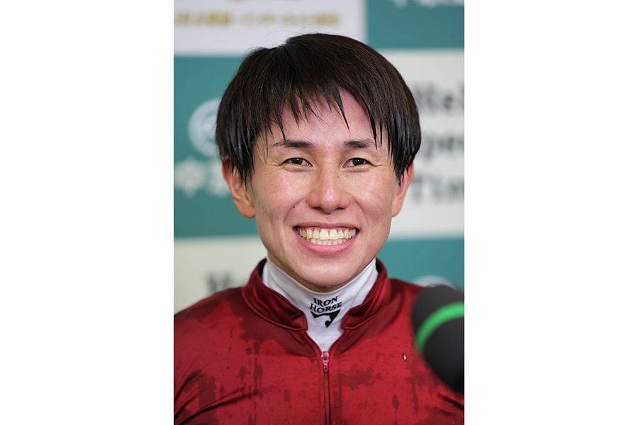 重賞初勝利を挙げてインタビューに応える中井裕二【写真:産経新聞社】
