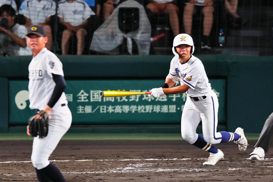 適時打を放つ霞ケ浦の相田歩希【写真：産経新聞社】
