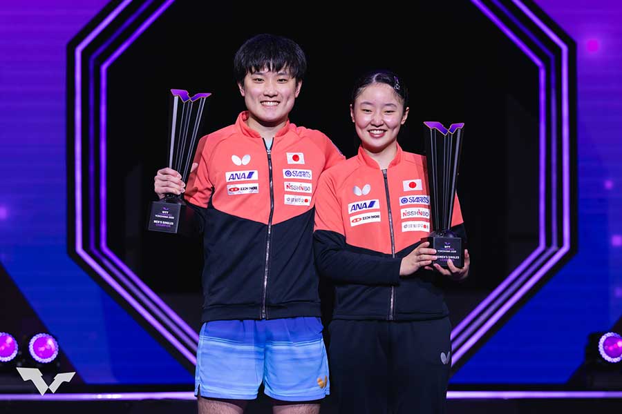 優勝した張本智和(左)と妹の美和【写真:World Table Tennis提供】