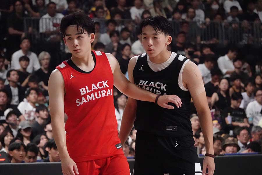 兄の凪(左)とマッチアップする場面もあった佐藤久遠【写真:鉾久真大】