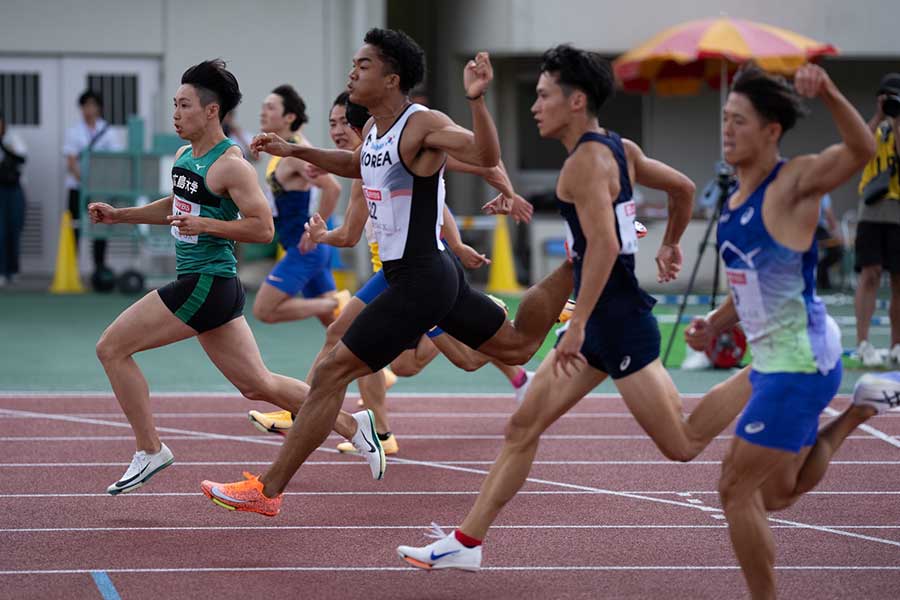決勝を10秒10で制した山本匠真(左から1人目)【写真:奥井隆史】