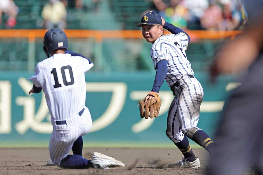 素手で受けて一塁に送球する白樺学園の後藤健【写真：産経新聞社】