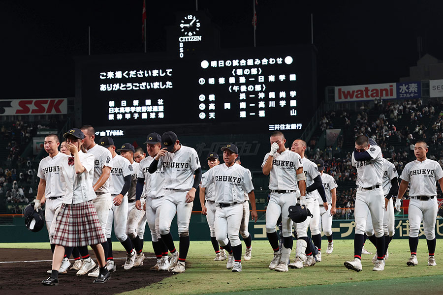 試合に敗れ涙を流す中京ナイン【写真:産経新聞社】