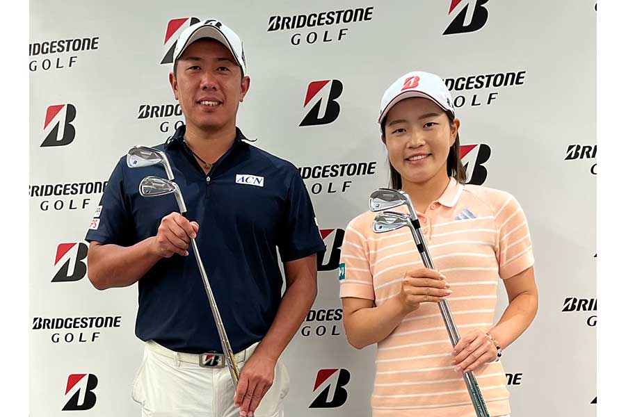 新アイアンのB-FORGED 100CB/200CB+を手に笑顔の堀川未来夢(左)と佐藤心結【写真:編集部】