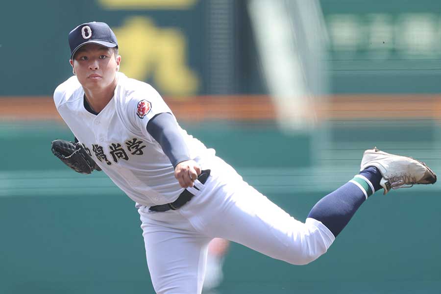 横浜との1回戦に先発登板した沖縄尚学の末吉良丞【写真：スポーツ報知/アフロ】