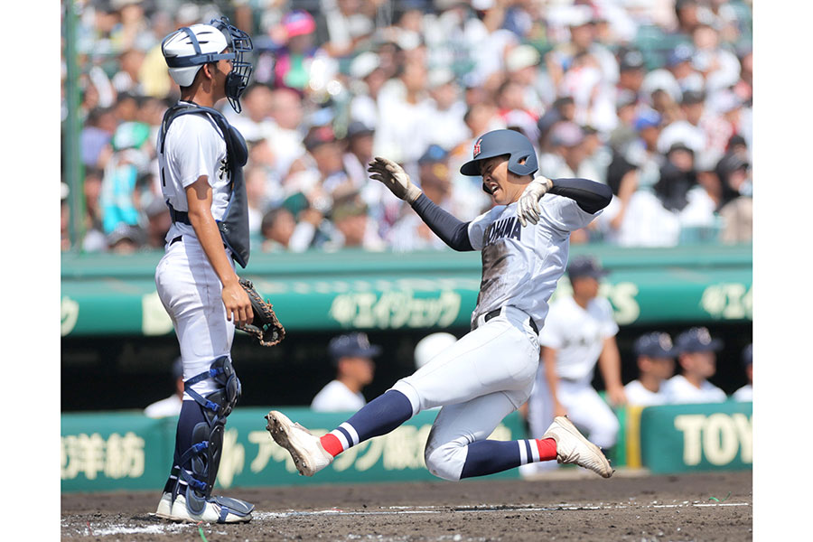 横浜・千島大翼の適時打で生還する脇山魁音（右）【写真：産経新聞社】