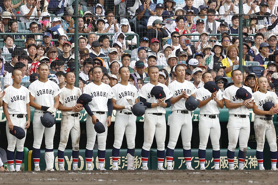 岡山学芸館に敗れ拍手を送る鳥取城北ナイン【写真：産経新聞社】