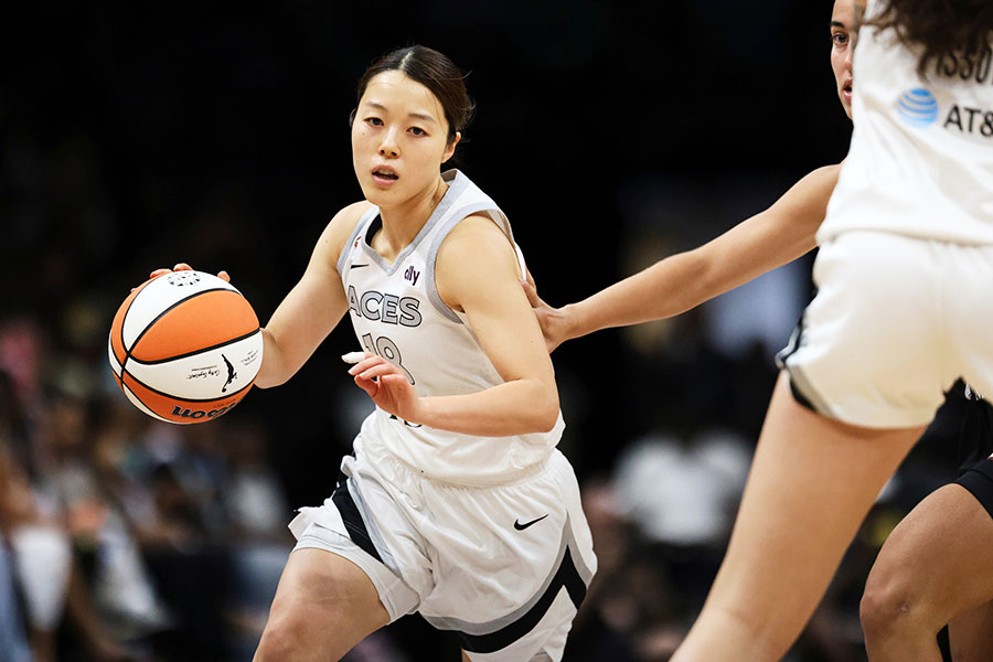 WNBAのリバティ戦に出場した山本麻衣【写真:AP/アフロ】