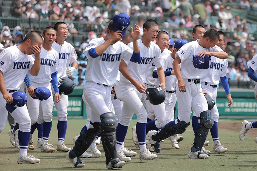 敦賀気比戦後、応援団の元へ駆け出す横手ナイン【写真:スポーツ報知/アフロ】