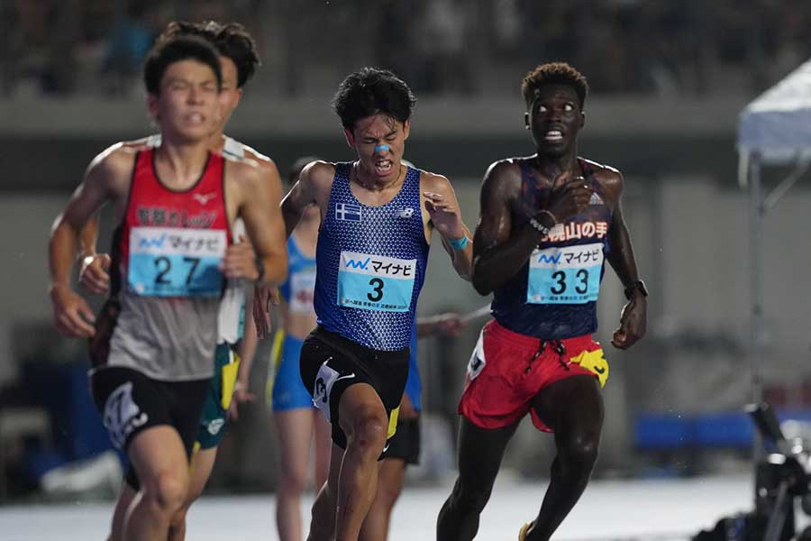レース終盤、周回遅れの選手を追い越しながら激しく競り合う吉田星（中央）とボイ・ビリス（右）【写真：井上学】