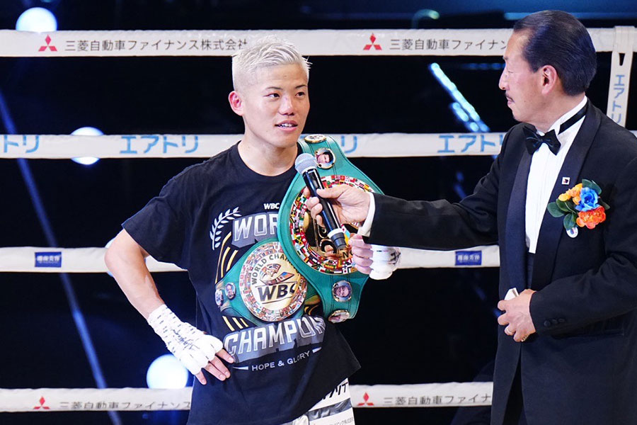 熊本市内でカフェを開いた重岡優大さん(左、2023年4月撮影)【写真:荒川祐史】