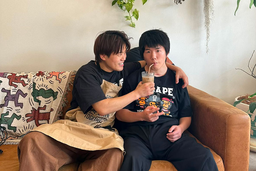 カフェで笑顔を見せる優大さん(左)と弟・銀次朗さん【写真:優大さん提供】