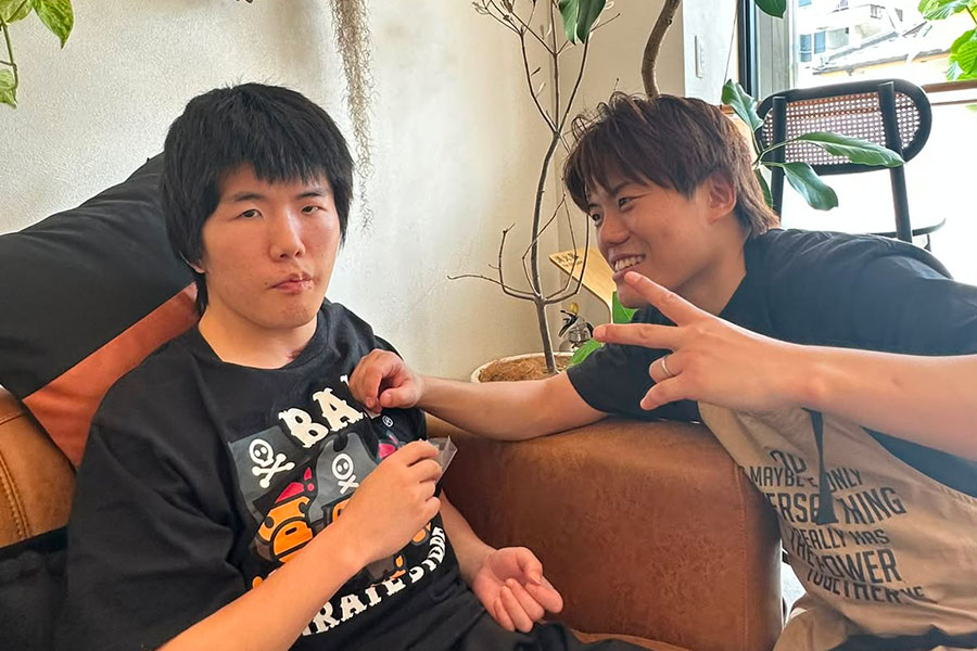 銀次朗さん(左)と優大さんはリングを離れた今も挑戦と努力を続けている【写真:優大さん提供】