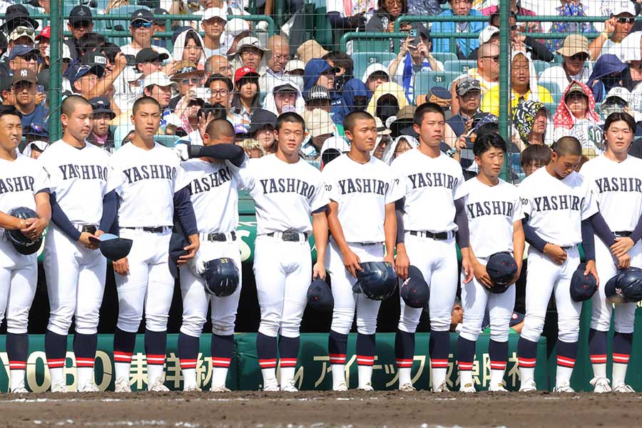 智弁和歌山戦に敗れ、肩を落とす社ナイン【写真：スポーツ報知/アフロ】