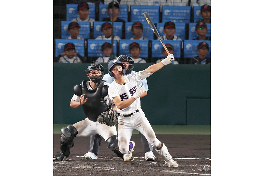 左越えへ豪快な一発を放った天理の金本相有【写真:スポーツ報知/アフロ】