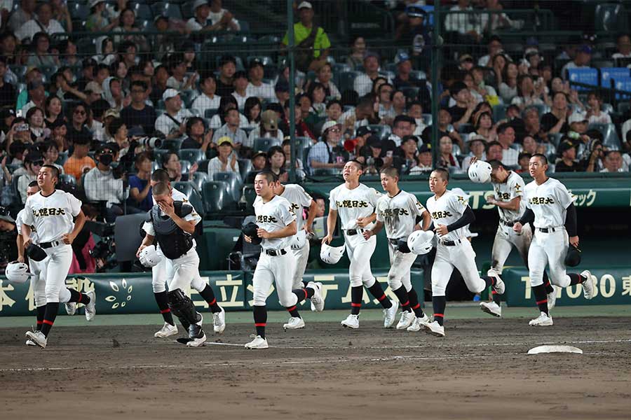 仙台育英に敗れた札幌日大ナイン【写真:スポーツ報知/アフロ】