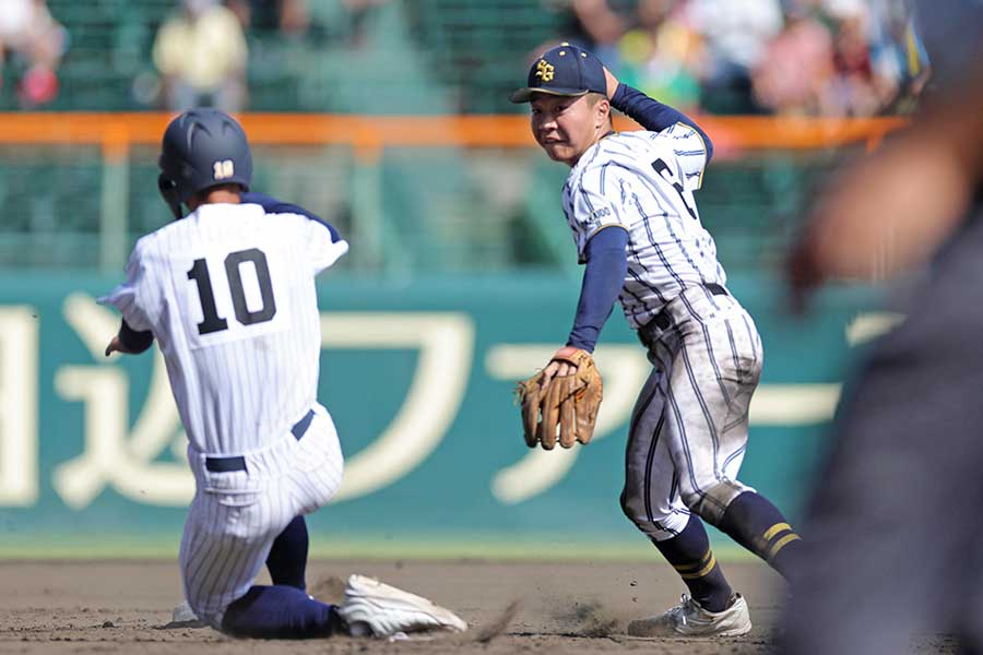 素手で受けて一塁に送球する白樺学園の後藤健【写真：産経新聞社】
