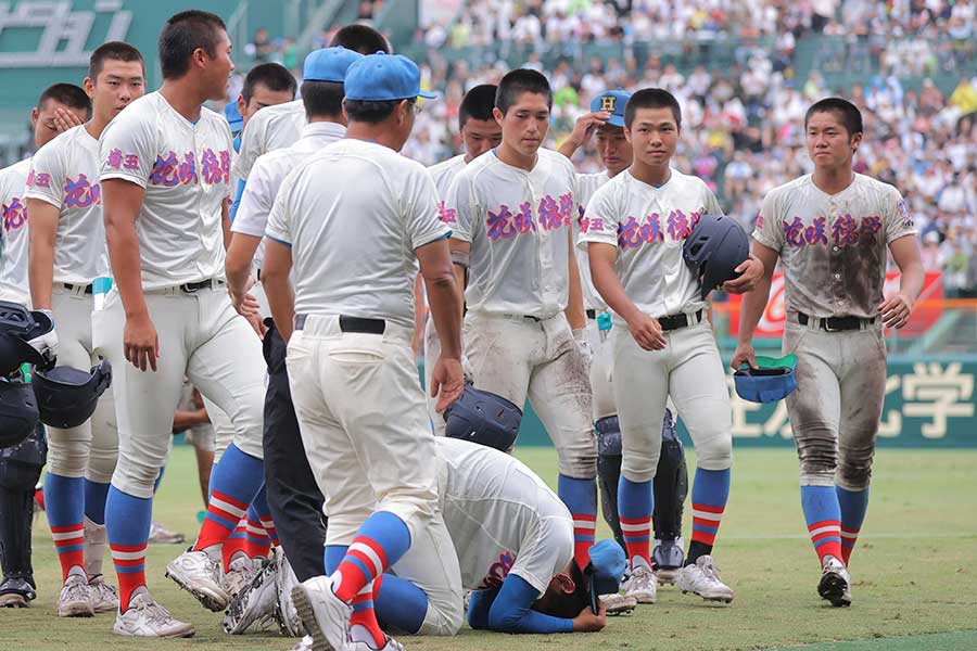 仙台育英に敗れた花咲徳栄ナイン【写真：産経新聞社】