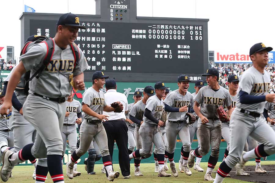 2回戦で花咲徳栄に勝利した仙台育英ナイン【写真：産経新聞社】