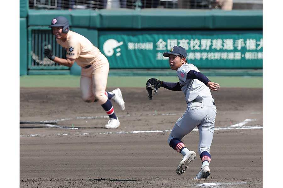 青森山田・川久保昂直投手(右)【写真:スポーツ報知/アフロ】