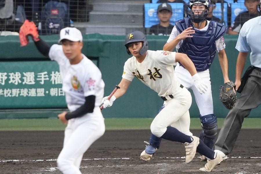 4回、適時打を放つ神村学園の秀島蒼空【写真：産経新聞社】