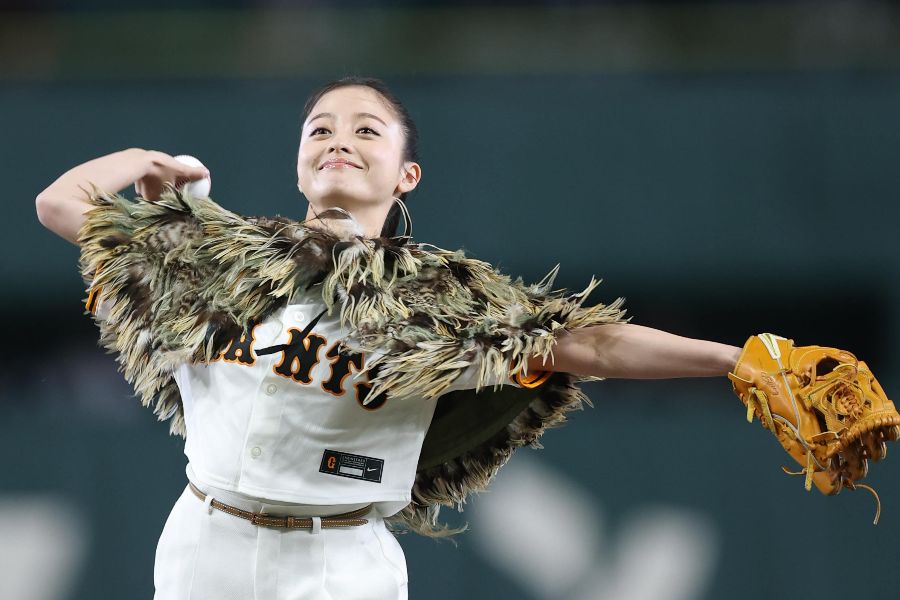 巨人─阪神戦のファーストピッチに登場した橋本環奈【写真：産経新聞社】