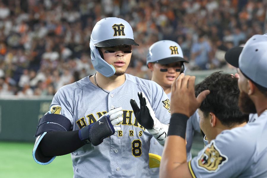 本塁打を放った阪神の佐藤輝明【写真:産経新聞社】