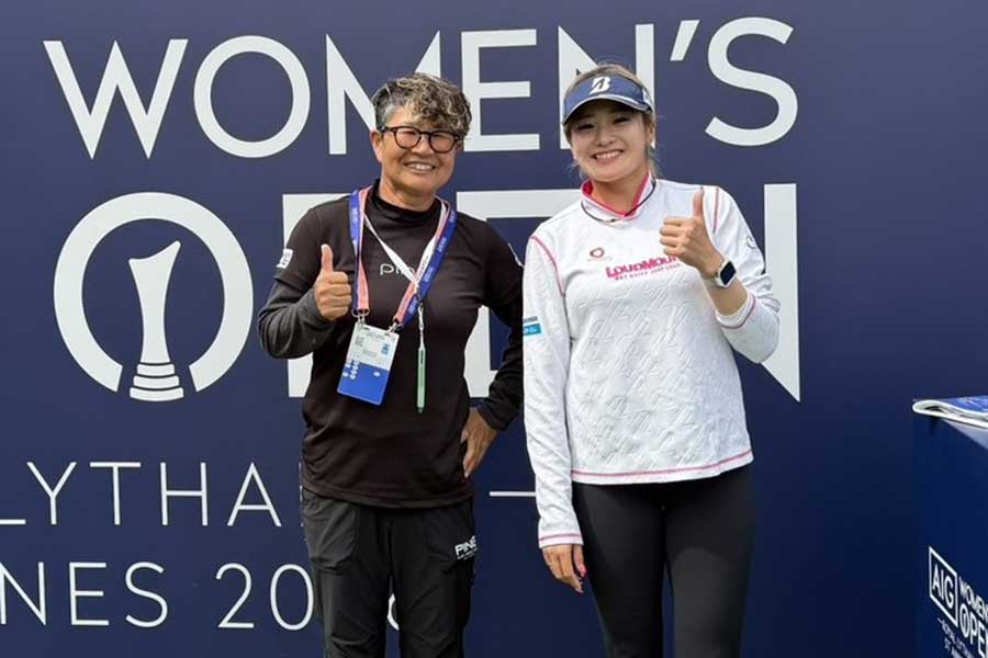 今季の全英女子オープンが開催されたロイヤルリザム・アンド・セントアンズGCで記念写真に納まる岩本砂織コーチ(左)と桑木志帆【写真:Respo ism提供】