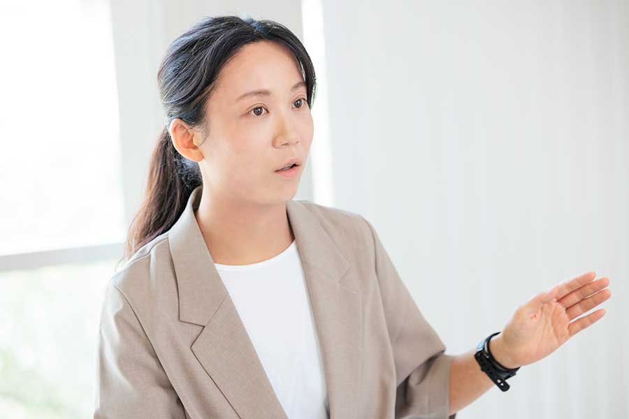 スピードスケートに専念した15歳当時の決断を振り返った【写真:松橋晶子】
