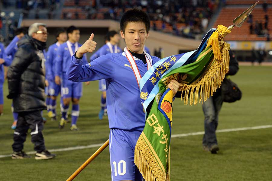 富山第一のキャプテンとして2013年度の選手権で優勝した大塚翔さん【写真:産経新聞社】