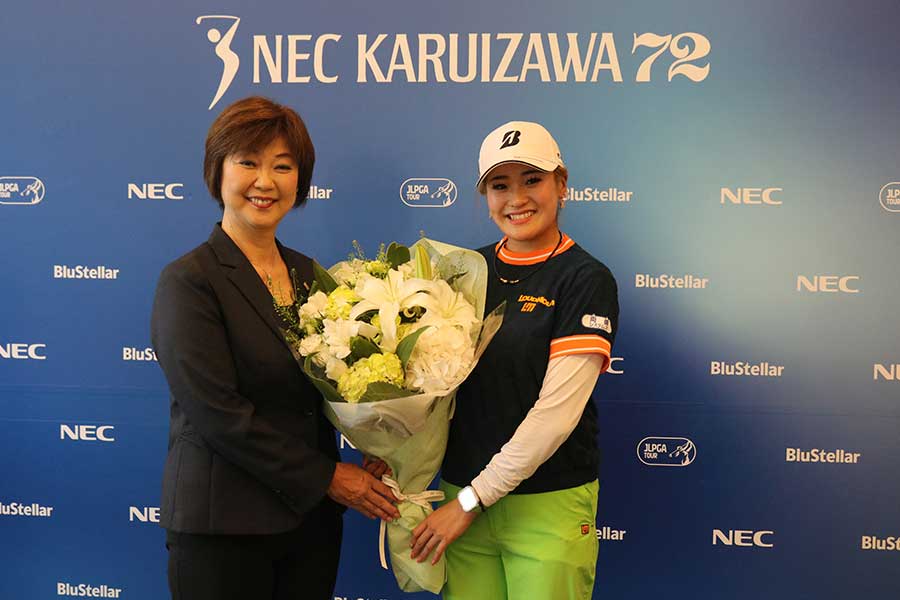 小林浩美会長と2ショット撮影する桑木志帆(右)【写真:柳田道斉】